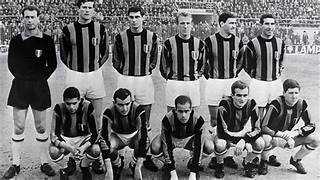 Historic Inter Milan players posing for a team photo